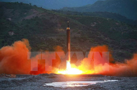 Tên lửa đạn đạo đất đối đất tầm trung Hwasong-12 được Triều Tiên phóng thử ngày 14/5.